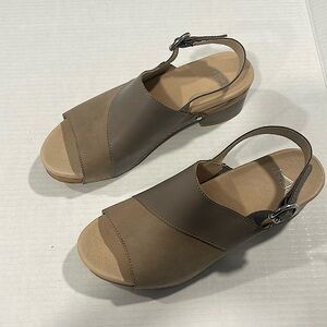 Dansko Women’s Madalyn Leather Slingback Sandals/Stone Grey Size 40.